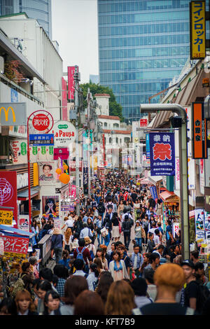 Takeshita street a Tokyo, molto famoso e alla moda e posto per giovani giapponesi Foto Stock