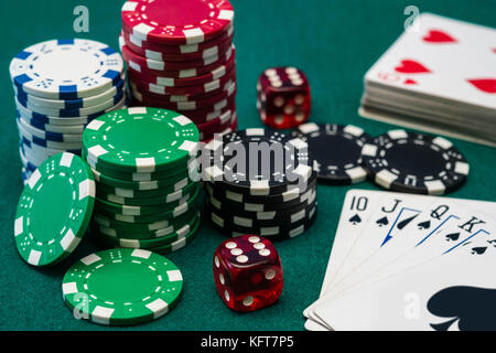 Casino Poker chips, dadi e carte Foto Stock