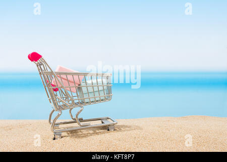 Estate ingaggi, shopping viaggio. carrello sulla spiaggia Foto Stock