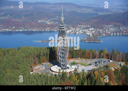 VISTA AEREA. Futuristica torre in legno utilizzata per l'osservazione e la trasmissione televisiva (altezza: 100m). Pyramidenkogel, Wörthersee, Carinzia, Austria. Foto Stock