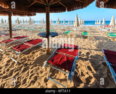 Mattina paradise spiaggia di sabbia bianca di Maldive del Salento con ombrelloni e sdraio (pescoluse, salento Puglia sud Italia). Il più bel mare sa Foto Stock