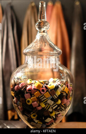 Grandi ornamenti vasetto in vetro contenente liquorice allsorts dolci. Foto Stock