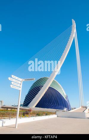 L'Agora e l'Assut d'Or bridge. Città delle Arti e delle Scienze di Valencia, Spagna. Foto Stock