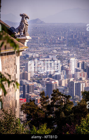 Vista aerea della città di Santiago del Cile e la montagna Ande in background Foto Stock