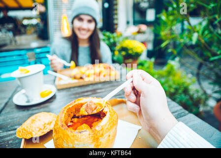 Paio di mangiare in cafe al di fuori Foto Stock