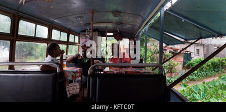 Bus rosso convertito in un cafe, Saint martin, Mauritius. Foto Stock