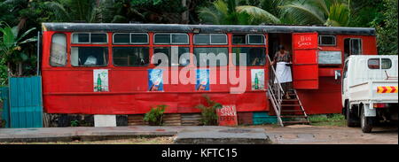 Bus rosso convertito in un cafe, Saint martin, Mauritius. Foto Stock