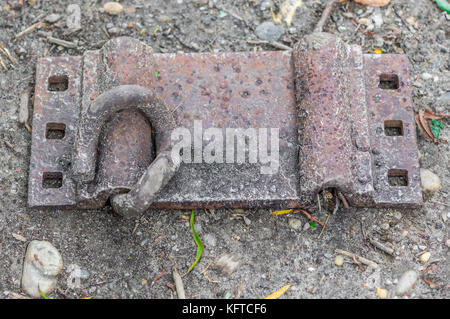 Staffa in metallo rimanente da riparazioni sulla linea LIRR in bridgehampton, NY Foto Stock