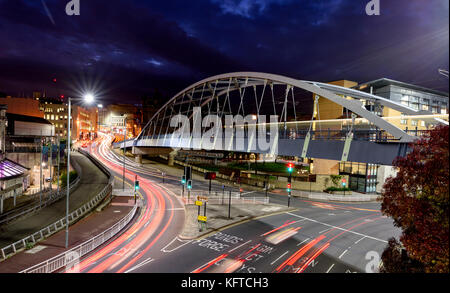 Park Square bridge, noto anche come il supertram bridge, è un ponte di spicco nella città di Sheffield, in Inghilterra. Foto Stock