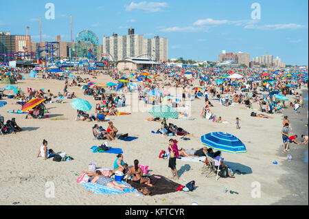 NEW YORK CITY - Agosto 20, 2017: vista di coloro che godono di un giorno d'estate sulla affollata di Coney Island Beach e dal lungomare. Foto Stock