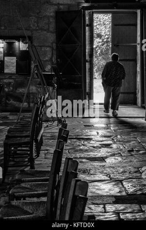 La chiesa porta con la figura di uscire, che mostra la parte interna della chiesa.location St Jean de cole, vicino a Brantome, Francia Foto Stock