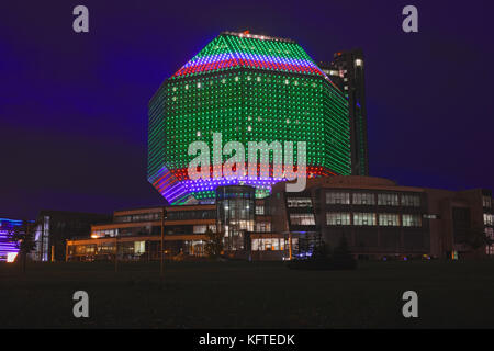 Biblioteca nazionale della Bielorussia a Minsk. moderno edificio unico, principale biblioteca universale in serata. simbolo della cultura bielorussa e scienza notte illumi Foto Stock