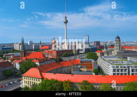 Vista aerea della skyline di Berlino nella soleggiata giornata estiva, Germania, Europa. panorama cittadino con famosi luoghi di interesse di Berlino. centro città con la torre della televisione, Foto Stock