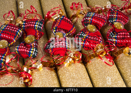 Un studio shot di Christmas Cracker o altrimenti noto come bon bons. Un cracker è costituito da un tubo di cartone avvolto in una torsione decorate di carta con Foto Stock