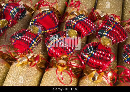 Un studio shot di Christmas Cracker o altrimenti noto come bon bons. Un cracker è costituito da un tubo di cartone avvolto in una torsione decorate di carta con Foto Stock