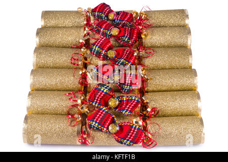 Un studio shot di Christmas Cracker o altrimenti noto come bon bons. Un cracker è costituito da un tubo di cartone avvolto in una torsione decorate di carta con Foto Stock