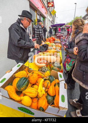 Pressione di stallo di mercato tabella piena di zucche, potirons e zucche - Francia. Foto Stock