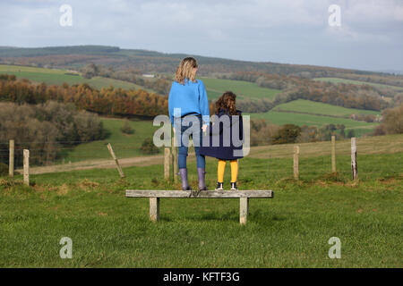 Una madre e i suoi due figli nella foto avente un picnic e un panino sulla South Downs vicino Goodwood, West Sussex, Regno Unito. Foto Stock