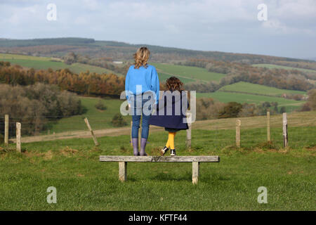 Una madre e i suoi due figli nella foto avente un picnic e un panino sulla South Downs vicino Goodwood, West Sussex, Regno Unito. Foto Stock