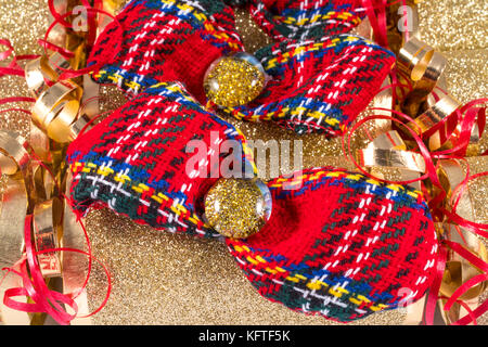 Un studio shot di Christmas Cracker o altrimenti noto come bon bons. Un cracker è costituito da un tubo di cartone avvolto in una torsione decorate di carta con Foto Stock