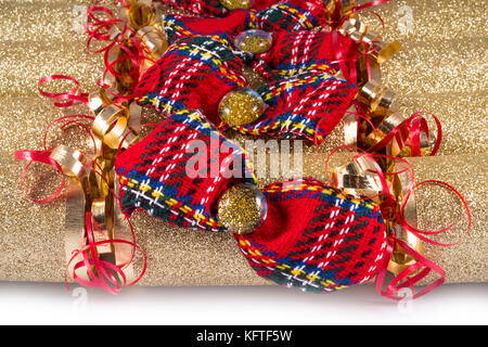 Un studio shot di Christmas Cracker o altrimenti noto come bon bons. Un cracker è costituito da un tubo di cartone avvolto in una torsione decorate di carta con Foto Stock