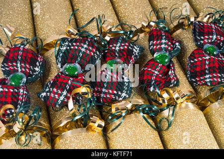 Un studio shot di Christmas Cracker o altrimenti noto come bon bons. Un cracker è costituito da un tubo di cartone avvolto in una torsione decorate di carta con Foto Stock