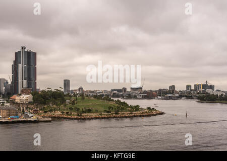 Sydney, Australia - 21 marzo 2017: zona verde millers point con riserva di Barangaroo e prato stargazer sotto pesante grigio cloudscape. Darling Harbour un Foto Stock