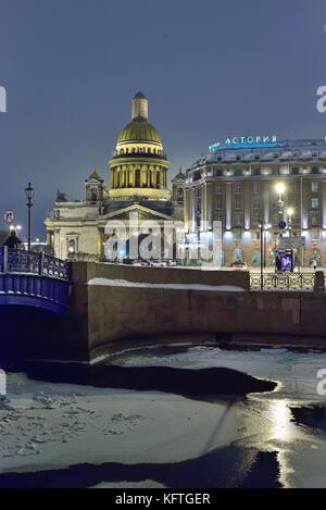 St.PETERSBURG, Russia - 09 novembre 2016: il Blue Bridge sul fiume Moika, st. Isaac e hotel astoria di notte in inverno Foto Stock