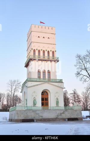 La torre bianca di San Pietroburgo sulla strada in alexander p Foto Stock