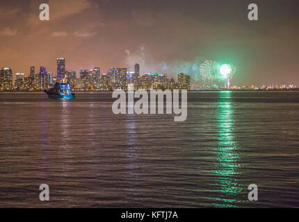 Fuochi d'artificio illuminano lo skyline di Miami, Florida per la vigilia di capodanno Foto Stock