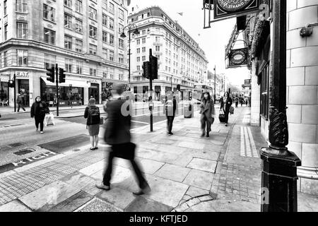 La gente che camminava sul trefolo Street a Londra, Regno Unito. Foto Stock