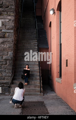 I turisti che posano per una foto all'Esorcista passi, scala posizione filmato per il film The Exorcist, prospettiva St NW di Georgetown, Washington D.C., Foto Stock