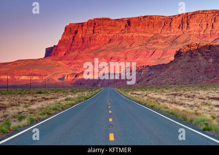 Autostrada Alt. 89 a sunrise vicino a scarpata in Vermiglio scogliere monumento nazionale, Arizona, Stati Uniti d'America Foto Stock