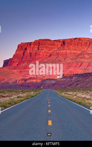 Autostrada Alt. 89 a sunrise vicino a scarpata in Vermiglio scogliere monumento nazionale, Arizona, Stati Uniti d'America Foto Stock