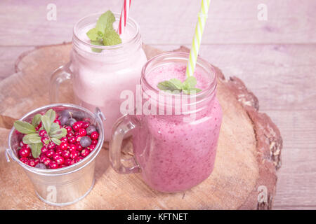 Un assortimento di frutta o frullati di berry sul tavolo bianco. concetto frullato Foto Stock