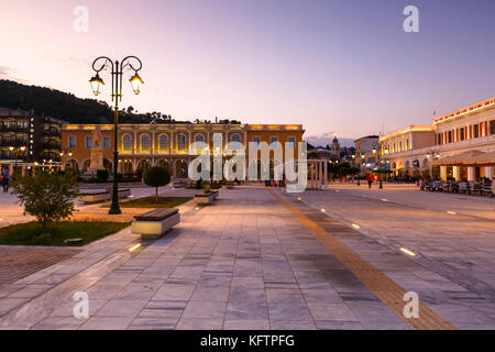 Tramonto a piazza Solomos nella città di Zacinto, Grecia. Foto Stock