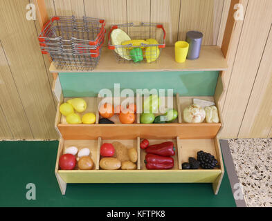 Stallo del mercato della frutta di plastica per giocare in asilo nido dove  i bambini fanno finta di essere fruttivendolo Foto stock - Alamy