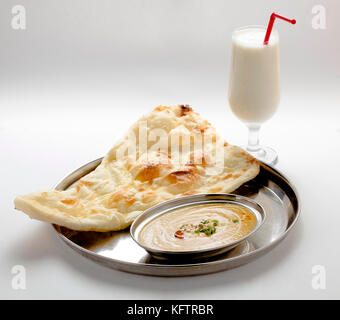 Semplice il curry indiano naan impostato con il lassi Foto Stock