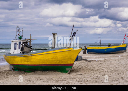 Barche da pesca su una spiaggia del Mar Baltico nel villaggio di Rewal, Voivodato Pomeriano Occidentale della Polonia Foto Stock