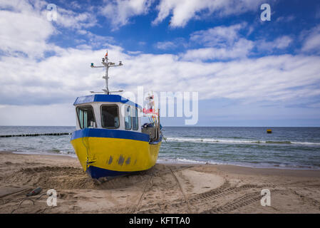 Barca da pesca su una spiaggia del Mar Baltico nel villaggio di Rewal, Voivodato Pomeriano Occidentale della Polonia Foto Stock