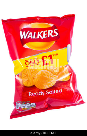 LONDRA, Regno Unito - 10 OTTOBRE 2017: Una foto in studio di un pacchetto di patatine Ready Salted Walkers su sfondo bianco, il 10 ottobre 2017. Foto Stock