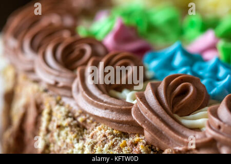 Close-up di dolci Crema colorata sulla parte superiore di una torta Foto Stock