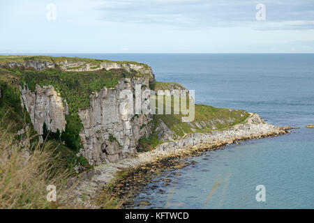 Bianche scogliere sul modo di Carrick-a-Rede ponte di corde, Ballintoy, Co. Antrim, Irlanda del Nord Foto Stock