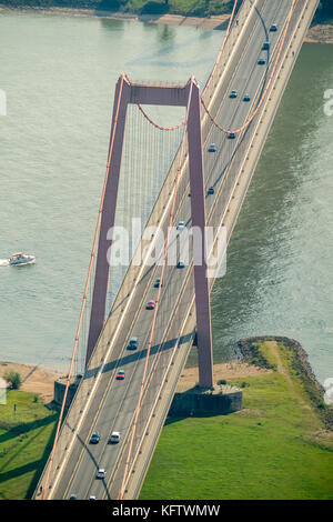 Ponte sul Reno Emmerich, attraversamento del Reno, ponte sul Reno, ponte in acciaio, ponte sospeso, Emmerich, basso Reno, Nord Reno-Westfalia, Germania, Euro Foto Stock