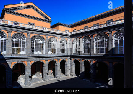 Cortile interno di palazzo reale a Napoli, Italia Foto Stock