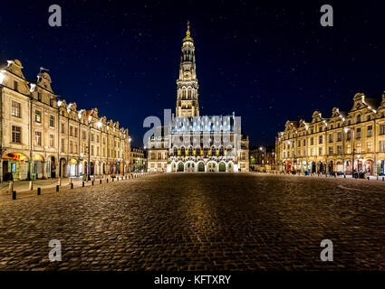 Place des eroi in Arras Francia su un cielo stellato con illuminazioni di strada Foto Stock