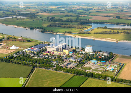 Wunderland Kalkar, parco divertimenti, un'ex centrale nucleare Kalkar am Rhein, torre di raffreddamento dipinta dalle acque centrali, Kalkar am Rhein, Kalkar, Foto Stock