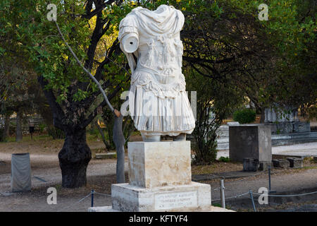 L'imperatore Adriano statua all'interno antica agora Foto Stock