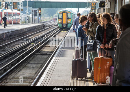 Treno Thameslink Station all'Aeroporto di Londra Gatwick di Londra - Inghilterra Foto Stock