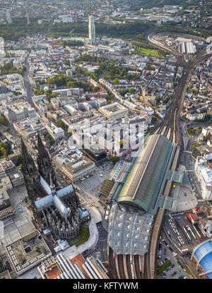 Cattedrale di Colonia e stazione centrale di Colonia, treno per Colonia, la stazione Plate, il centro di Colonia, piazza della cattedrale, vicino al Museo Romano-Germanico, C. Foto Stock